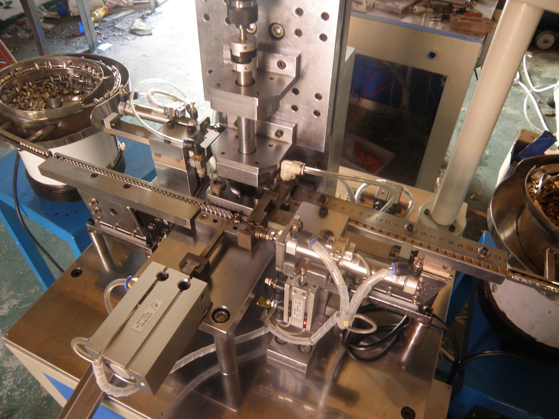 高效自動(dòng)化解決方案 自動(dòng)擰螺絲機(jī)的價(jià)格、廠家及優(yōu)勢(shì)解析